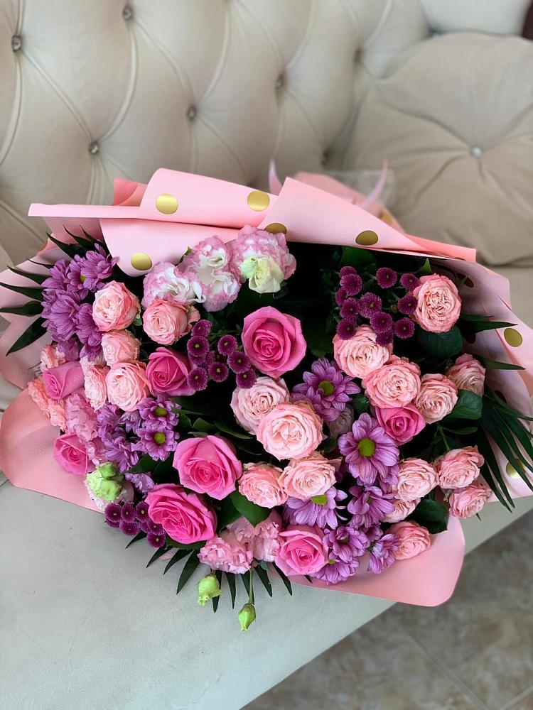 Букет цветов из: Хризантемы, Розы и Лизиантусы в Семикаракорске