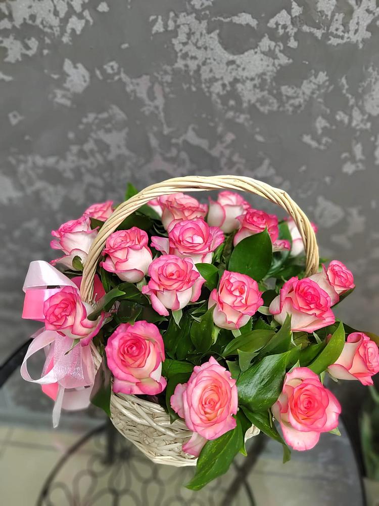 Цветочная композиция из Розы в корзине в Семикаракорске
