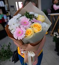 Букет цветов из:  Герберы, Розы и Хризантемы в Семикаракорске