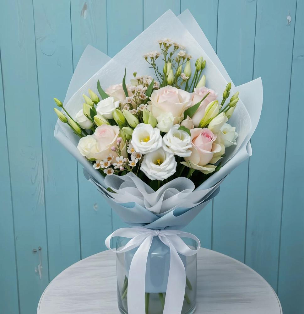 Букет цветов из: Розы и Лизиантусы в Семикаракорске