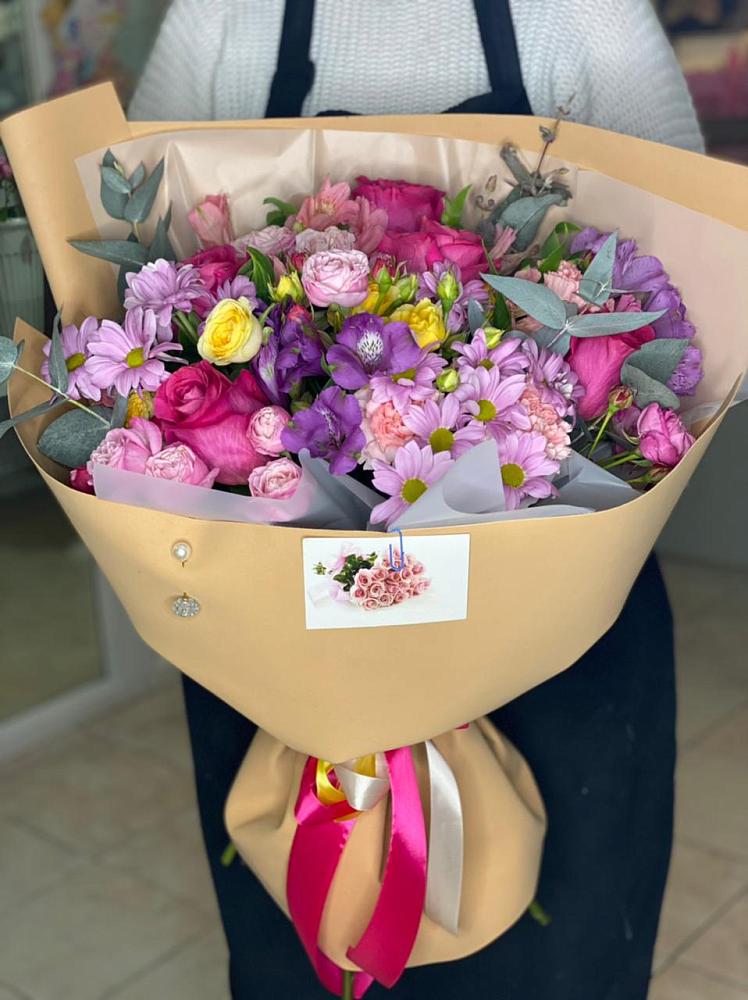 Букет цветов из: Хризантемы, Гвоздики и Альстромерии в Семикаракорске