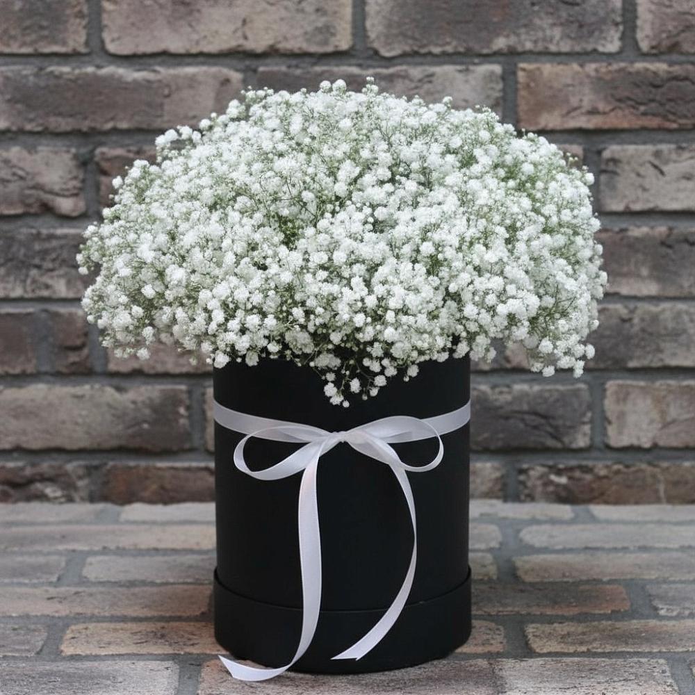 Цветочная композиция из Гипсофила в шляпной коробке в Семикаракорске