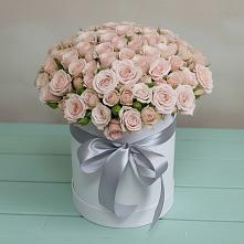 Цветочная композиция из Розы в шляпной коробке в Семикаракорске