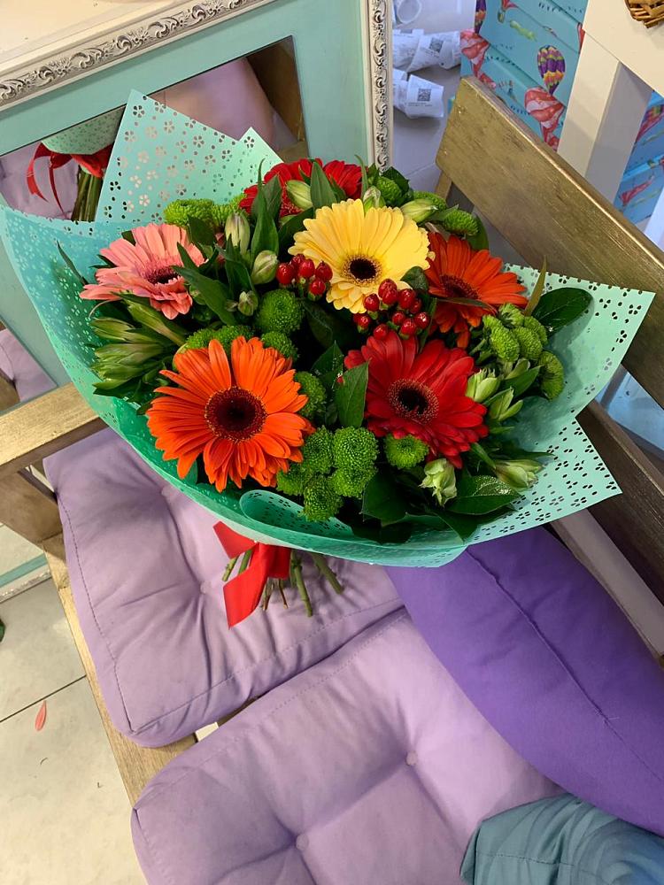 Букет цветов из: Герберы, Хризантемы и Альстромерии в Семикаракорске