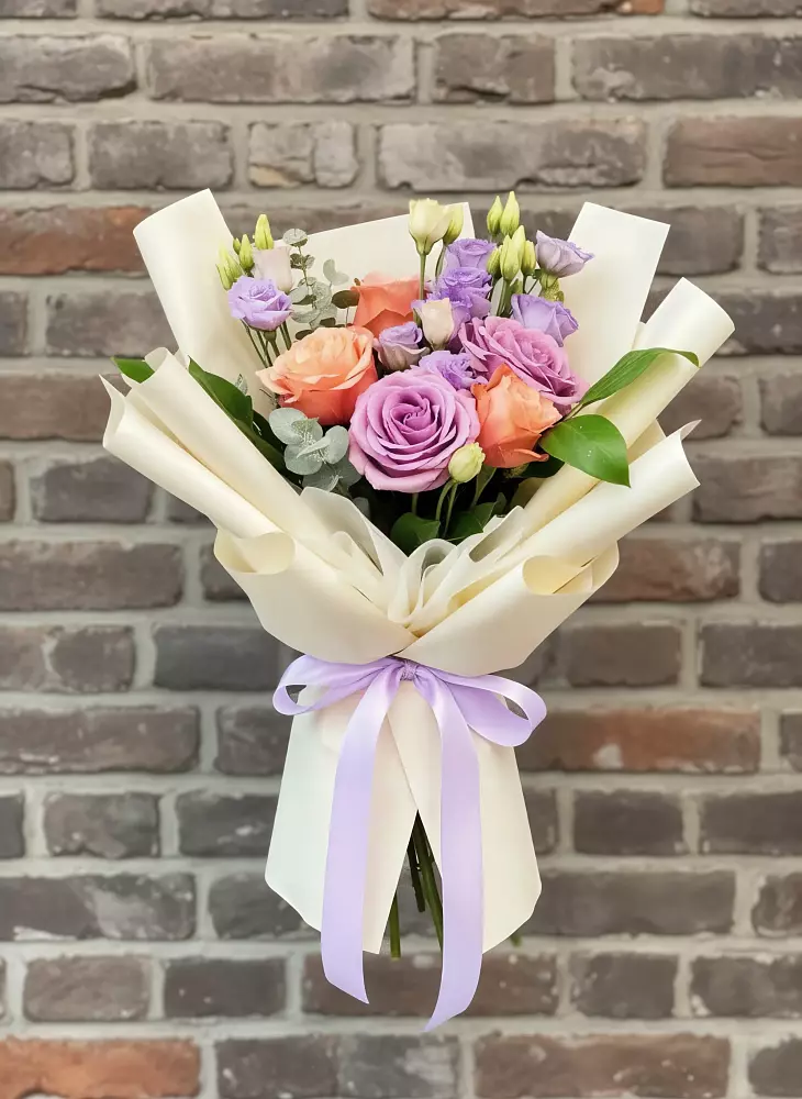 Букет цветов из: Лизиантусы и Розы в Семикаракорске