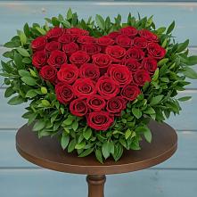 Цветочная композиция из Розы в виде сердца в Семикаракорске