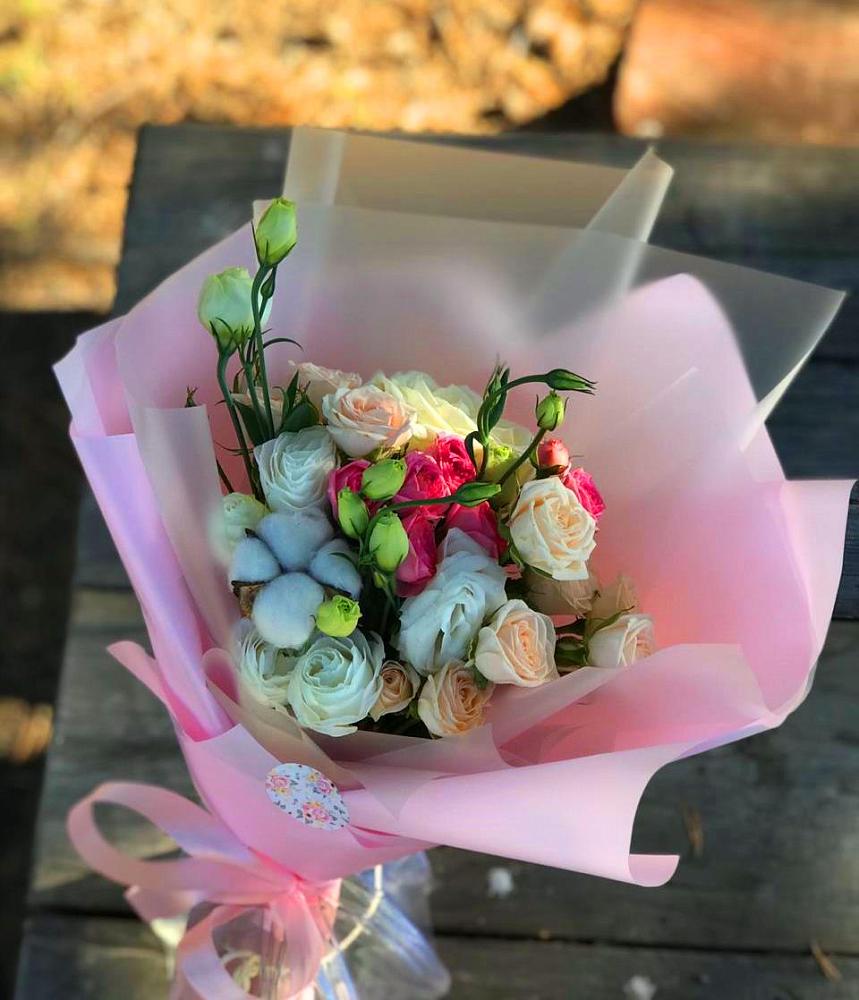 Букет цветов из: Розы и Лизиантусы в Семикаракорске