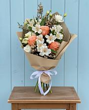 Букет цветов из:  Альстромерии, Лизиантусы, Розы и Хризантемы в Семикаракорске