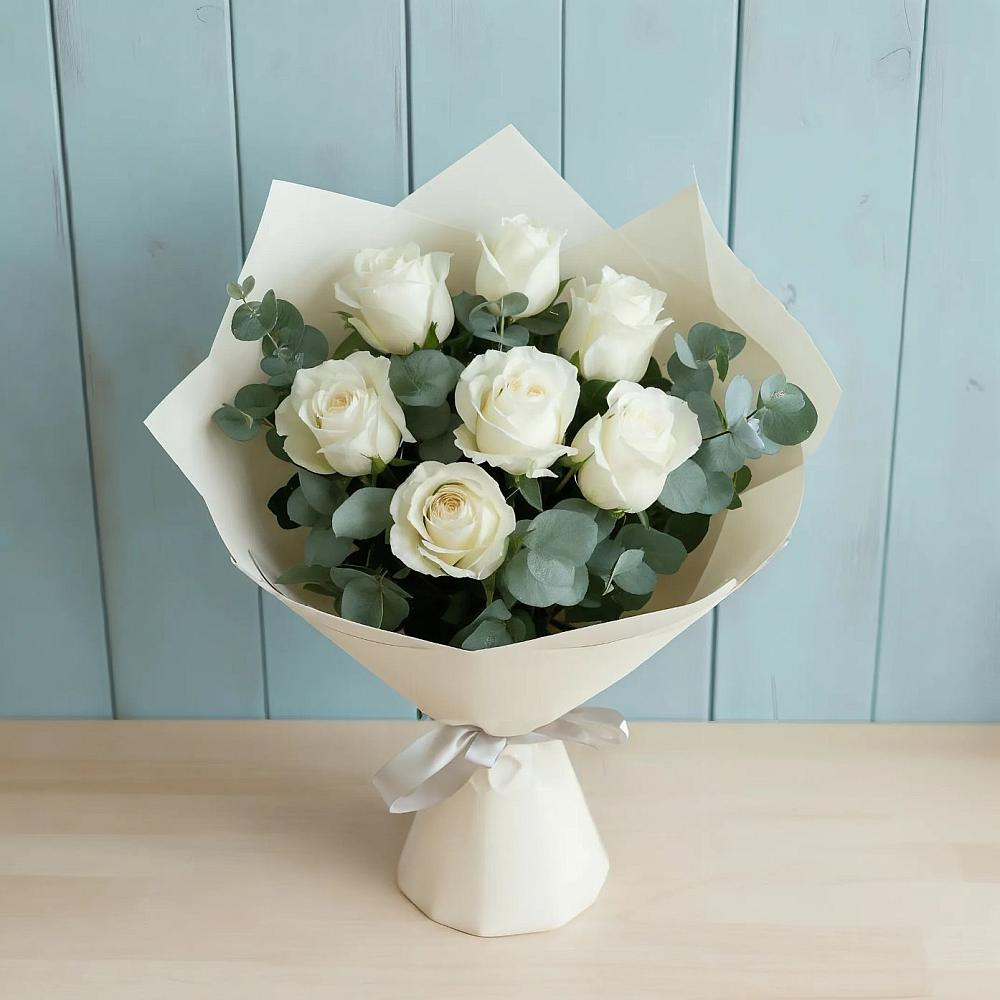 Букет Белые розы в Эвкалипте в Семикаракорске