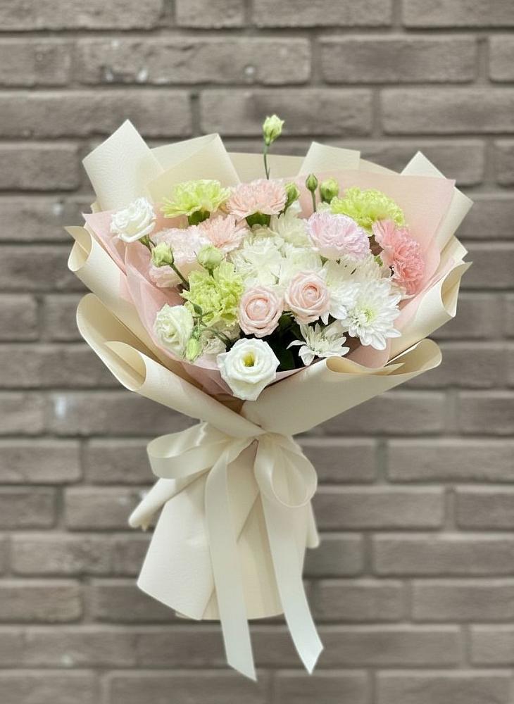 Букет цветов из: Гвоздики, Розы, Лизиантусы и Хризантемы в Семикаракорске