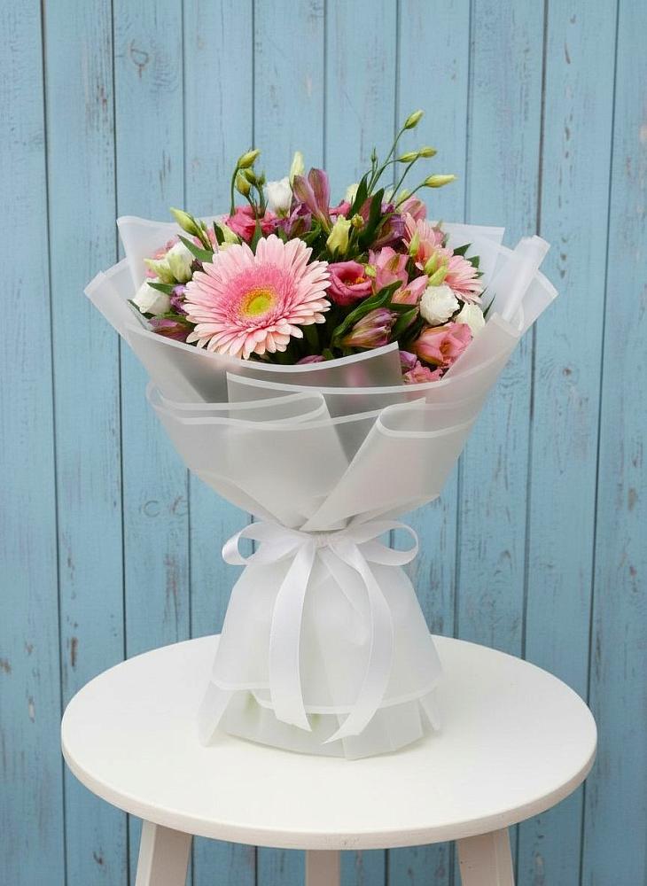 Букет цветов из: Герберы, Альстромерии и Лизиантусы в Семикаракорске