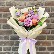 Букет цветов из:  Лизиантусы и Розы в Семикаракорске