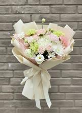 Букет цветов из:  Гвоздики, Розы, Лизиантусы и Хризантемы в Семикаракорске