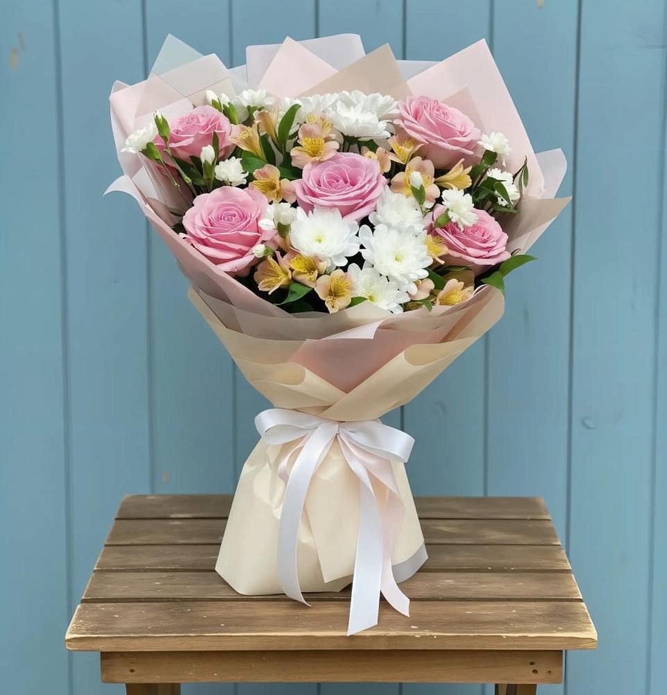 Букет цветов из: Гвоздики, Орхидеи и Розы в Семикаракорске