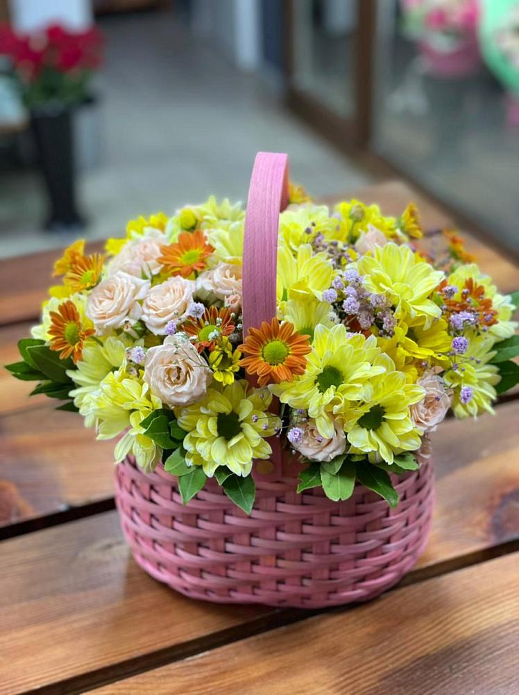 Цветочная композиция из Хризантемы и Розы в корзине в Семикаракорске
