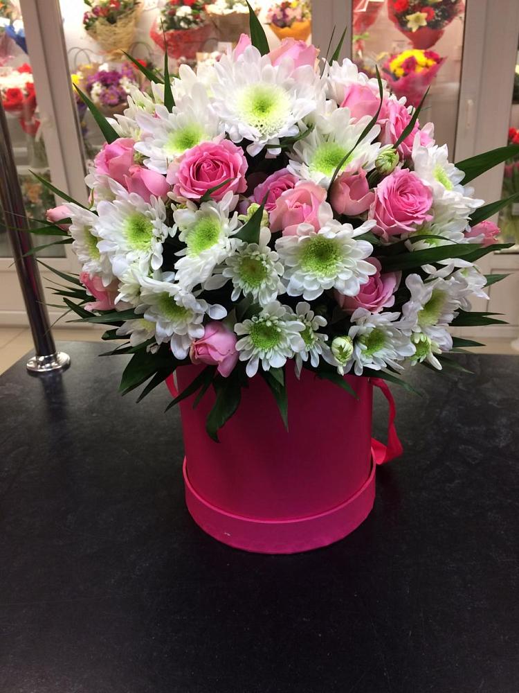 Цветочная композиция из Розы и Хризантемы в шляпной коробке в Семикаракорске