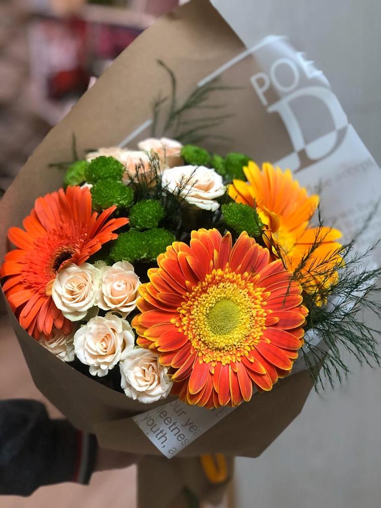 Букет цветов из: Герберы, Хризантемы и Розы в Семикаракорске