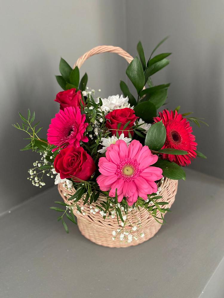 Цветочная композиция из Розы, Хризантемы и Герберы в корзине в Семикаракорске