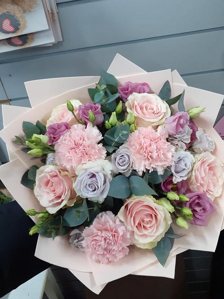 Букет цветов из: Розы, Гвоздики и Лизиантусы в Семикаракорске