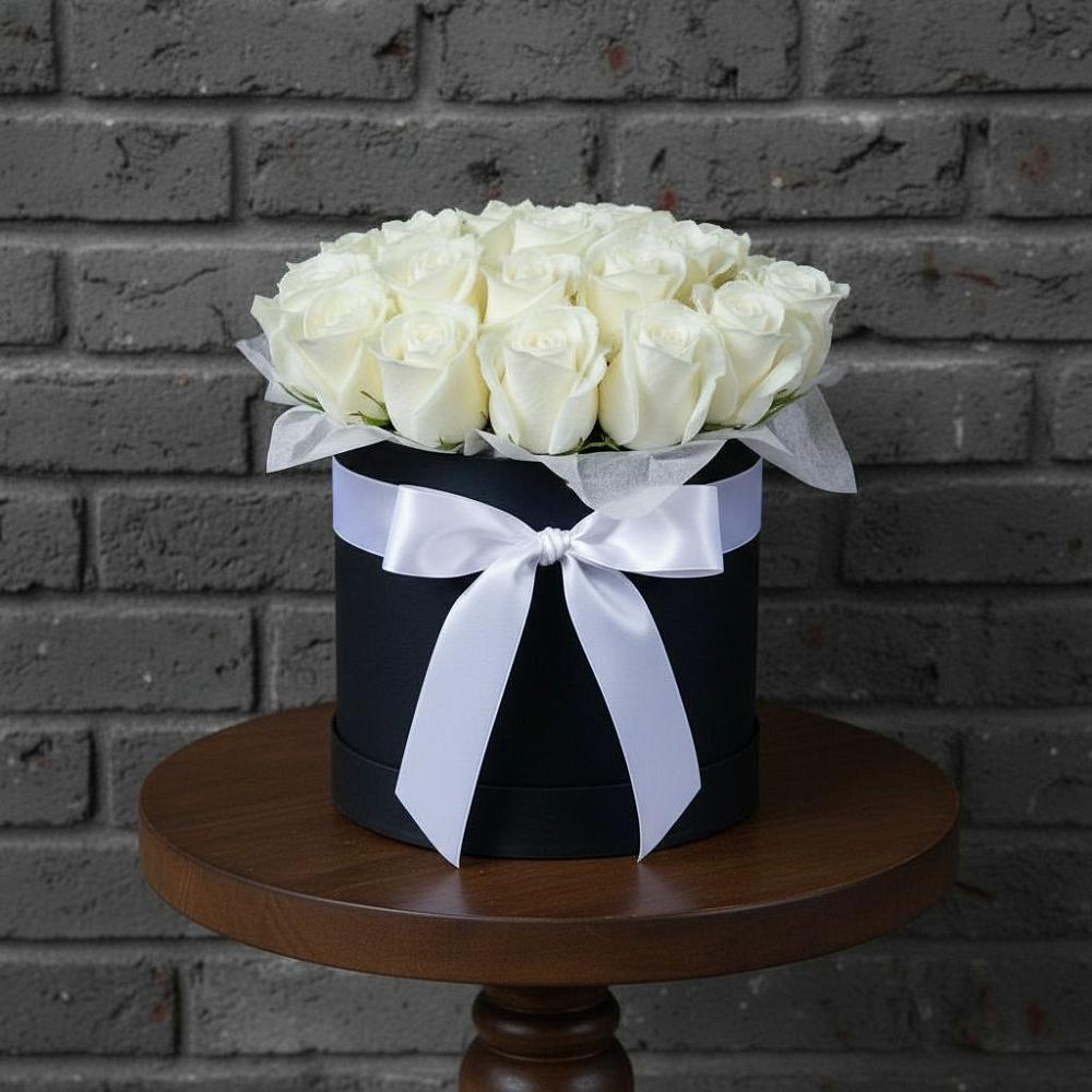 Цветочная композиция из Розы в шляпной коробке в Семикаракорске