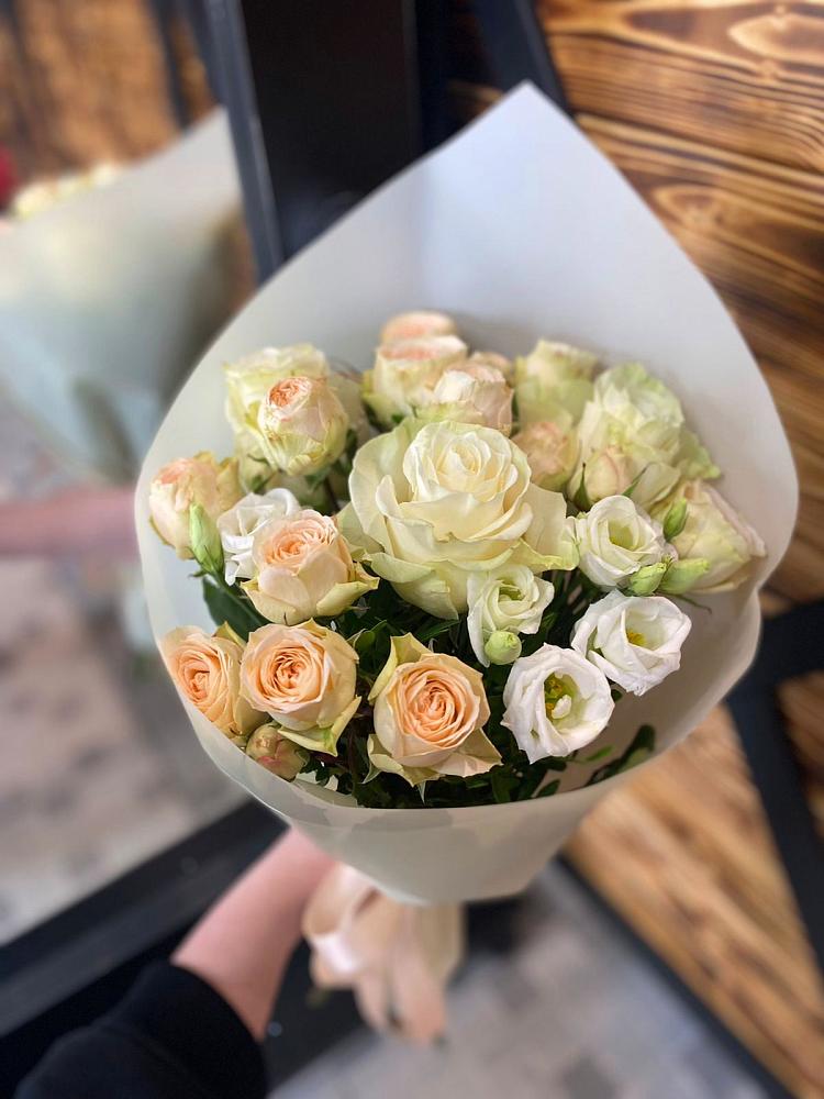 Букет цветов из: Розы и Лизиантусы в Семикаракорске