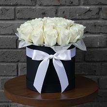 Цветочная композиция из Розы в шляпной коробке в Семикаракорске